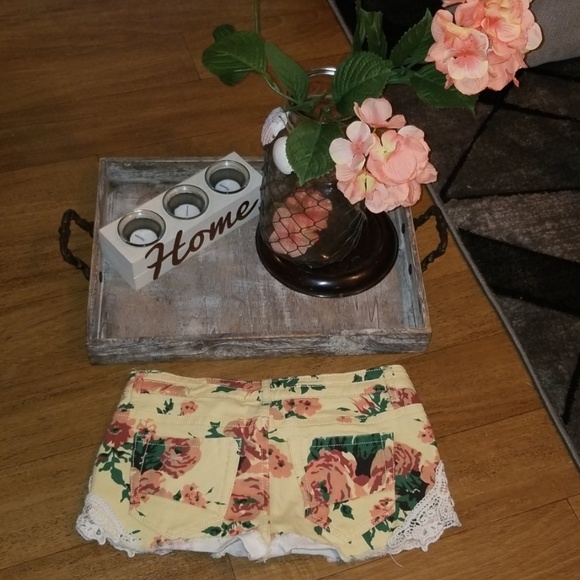 Rue21 Flower shorts, 5/6 - Picture 2 of 4